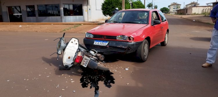 Mulher fica gravemente ferida após colisão entre moto e carro