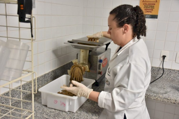 Cozinha especializada do Bioparque Pantanal prepara ração e petiscos para peixes