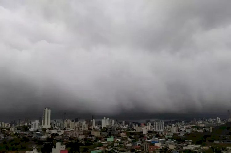 Com risco alto para temporais e deslizamentos, SC pode registrar chuva volumosa acima de 100 mm