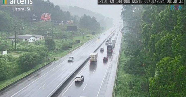 Trânsito: acidente e chuva travam BR-101 de Porto Belo a Itajaí; veja os pontos de lentidão