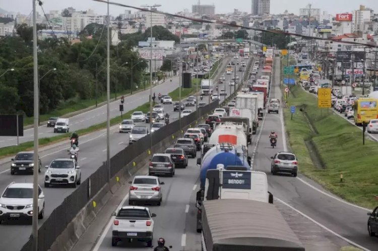 Verão 2024: sobram turistas e falta infraestrutura nos acessos às praias de Santa Catarina