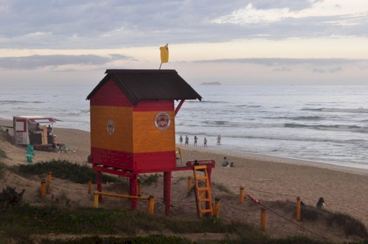 Homem de 28 anos sai para dar mergulho em praia de Florianópolis e desaparece