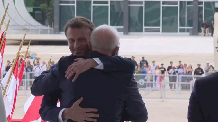 Lula recebe presidente francês, Emmanuel Macron, em cerimônia no Palácio do Planalto