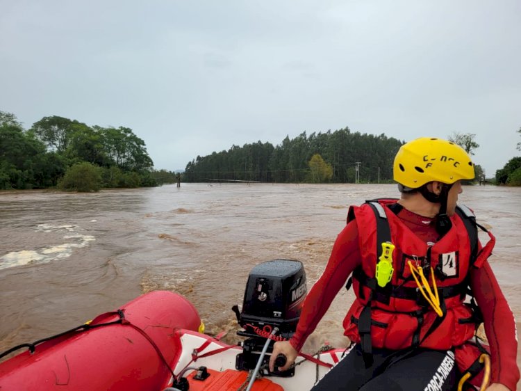 Equipes de Santa Catarina ajudam no resgate de pessoas no Rio Grande Sul