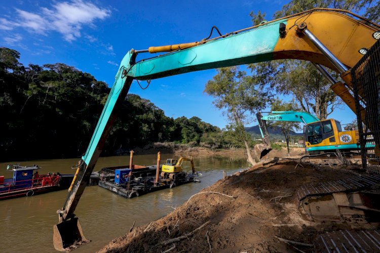 Dragagem do Itajaí-Açu: ação do Estado para prevenir enchentes no Vale retira retira pedras, areia, árvores e até pneus do leito do rio