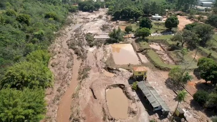 Barragem de represa em condomínio de luxo rompe e água invade casas e rodovia em MS