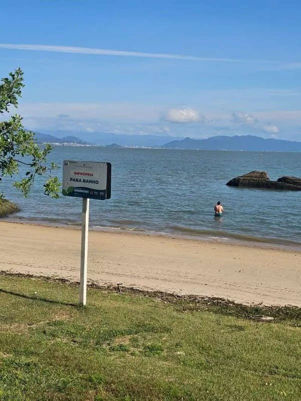 Homem é flagrado tomando banho na Beira-Mar Norte, em Florianópolis